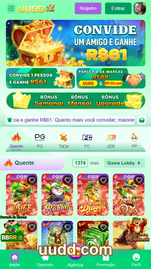 Cliente utilizando aplicativo para saques instantâneos